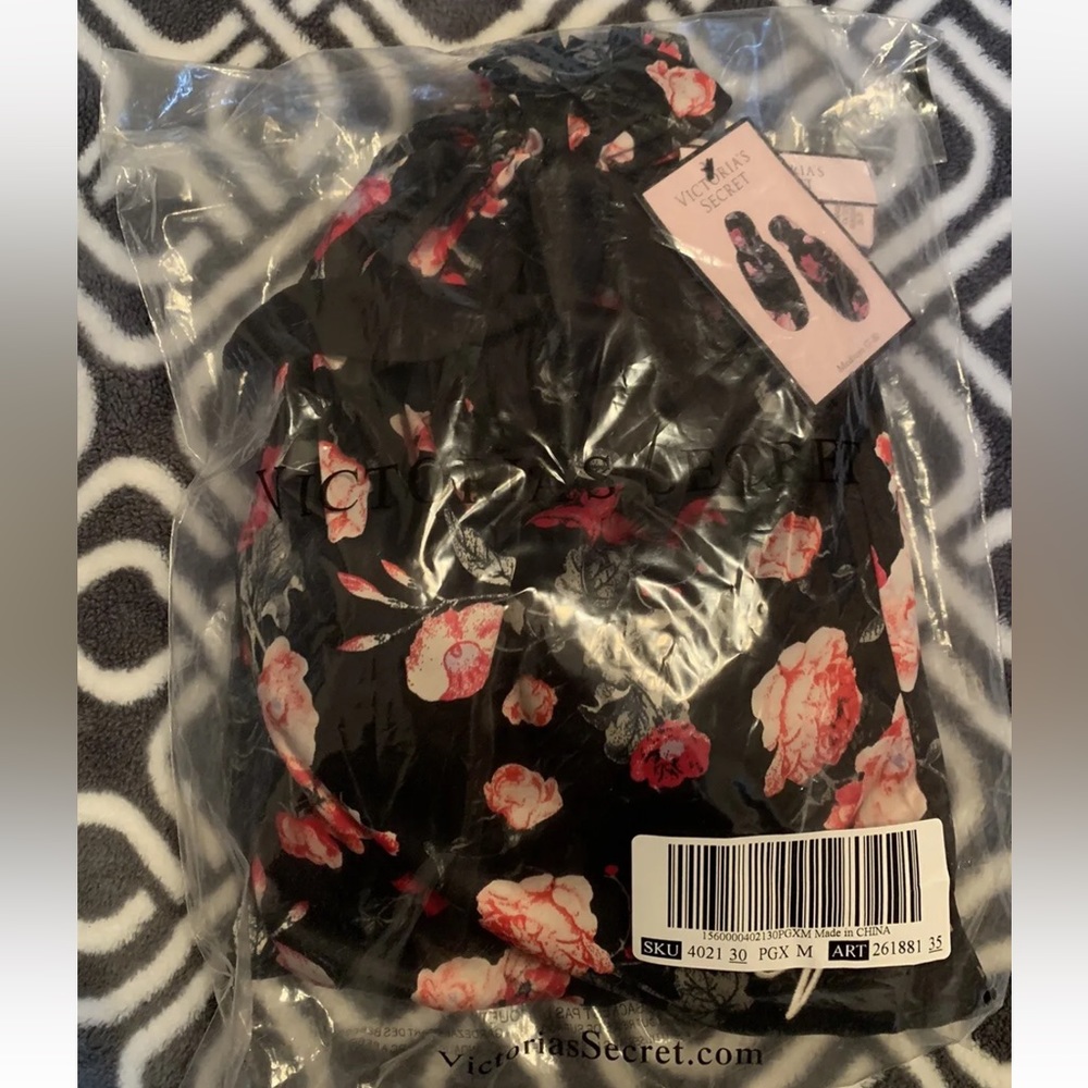 VICTORIA'S SECRET Signature Satin Slippers Medium 7/8 - Picture 3 of 5